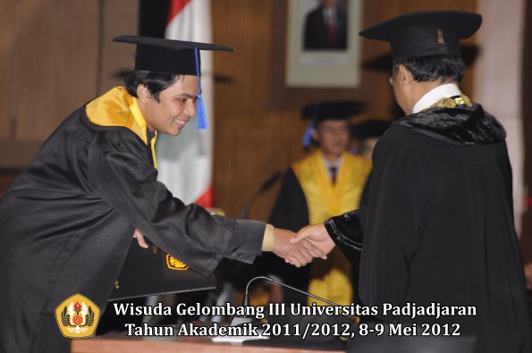 wisuda-unpad-gel-iii-2011_2012-fakultas-isip-oleh-rektor-162