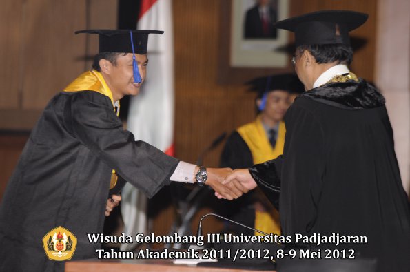 wisuda-unpad-gel-iii-2011_2012-fakultas-isip-oleh-rektor-163