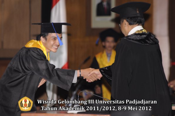 wisuda-unpad-gel-iii-2011_2012-fakultas-isip-oleh-rektor-164