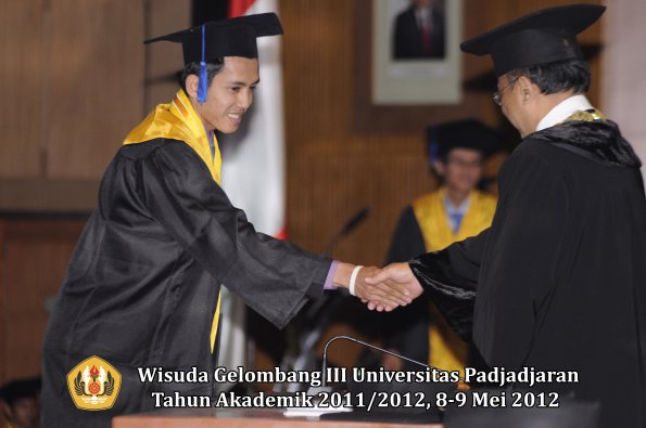 wisuda-unpad-gel-iii-2011_2012-fakultas-isip-oleh-rektor-165