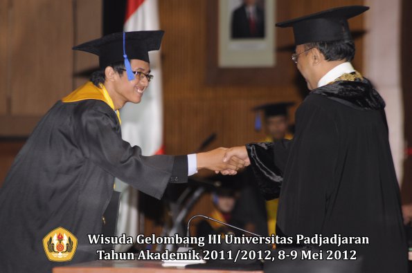 wisuda-unpad-gel-iii-2011_2012-fakultas-isip-oleh-rektor-166