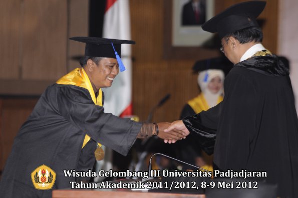 wisuda-unpad-gel-iii-2011_2012-fakultas-isip-oleh-rektor-167