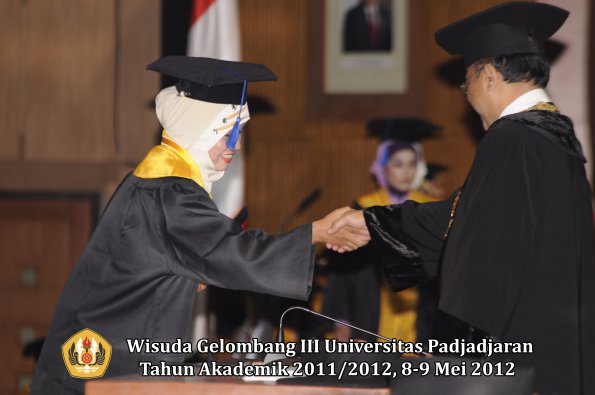 wisuda-unpad-gel-iii-2011_2012-fakultas-isip-oleh-rektor-168