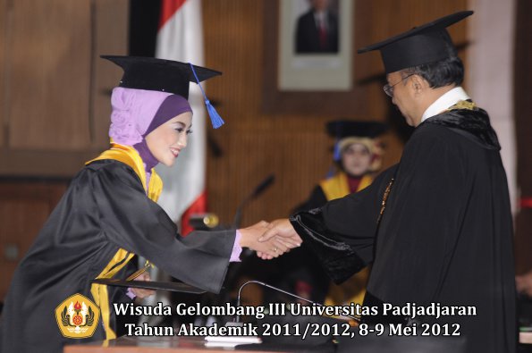 wisuda-unpad-gel-iii-2011_2012-fakultas-isip-oleh-rektor-169