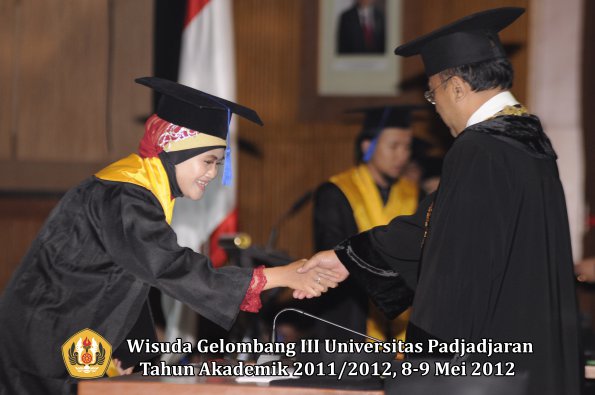 wisuda-unpad-gel-iii-2011_2012-fakultas-isip-oleh-rektor-170