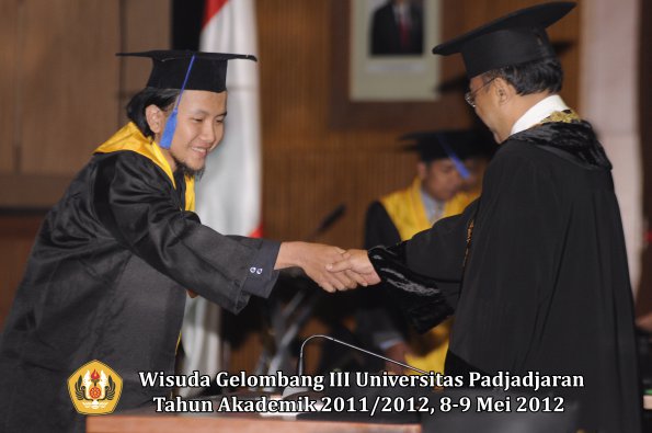 wisuda-unpad-gel-iii-2011_2012-fakultas-isip-oleh-rektor-171