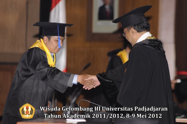 wisuda-unpad-gel-iii-2011_2012-fakultas-isip-oleh-rektor-172