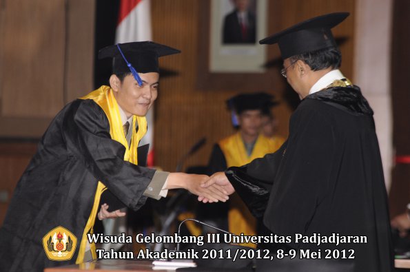 wisuda-unpad-gel-iii-2011_2012-fakultas-isip-oleh-rektor-173