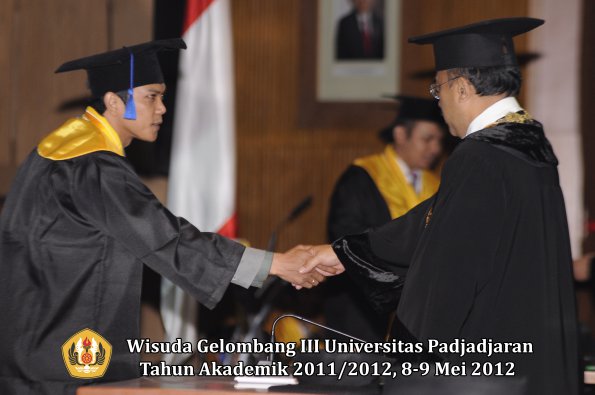 wisuda-unpad-gel-iii-2011_2012-fakultas-isip-oleh-rektor-174