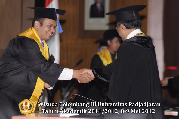 wisuda-unpad-gel-iii-2011_2012-fakultas-isip-oleh-rektor-175