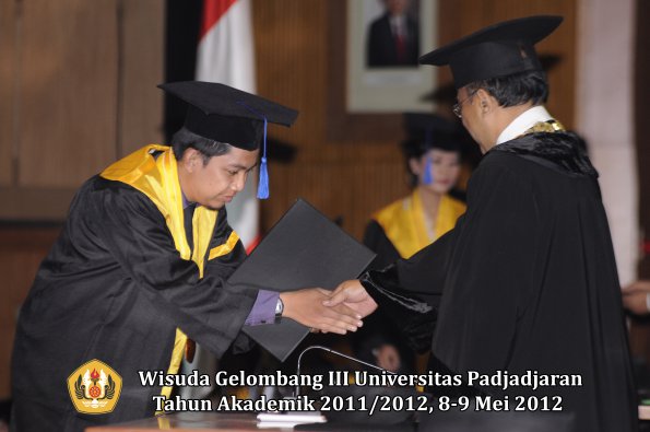 wisuda-unpad-gel-iii-2011_2012-fakultas-isip-oleh-rektor-176