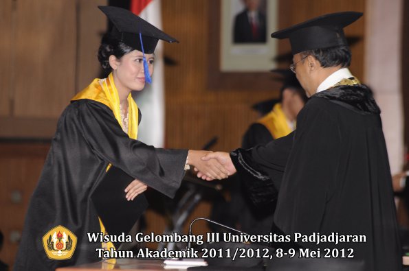 wisuda-unpad-gel-iii-2011_2012-fakultas-isip-oleh-rektor-177