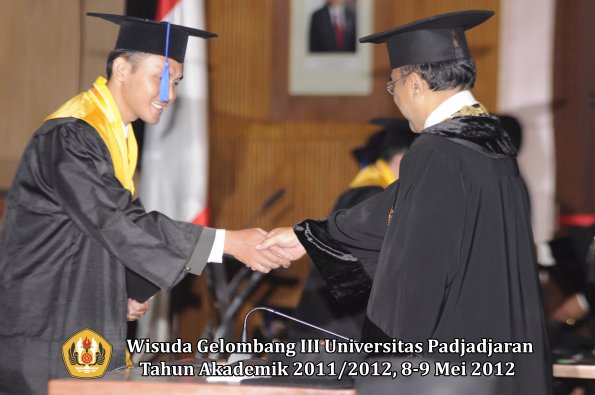 wisuda-unpad-gel-iii-2011_2012-fakultas-isip-oleh-rektor-178