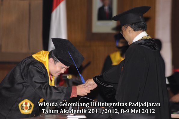 wisuda-unpad-gel-iii-2011_2012-fakultas-isip-oleh-rektor-179