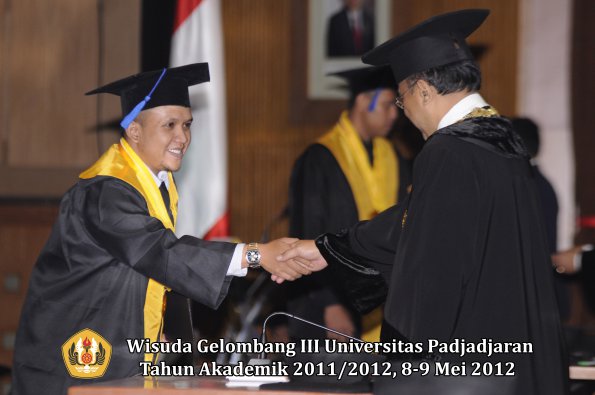 wisuda-unpad-gel-iii-2011_2012-fakultas-isip-oleh-rektor-180