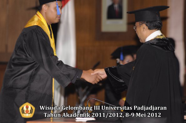 wisuda-unpad-gel-iii-2011_2012-fakultas-isip-oleh-rektor-181