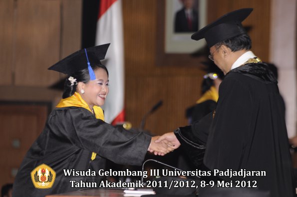 wisuda-unpad-gel-iii-2011_2012-fakultas-isip-oleh-rektor-182