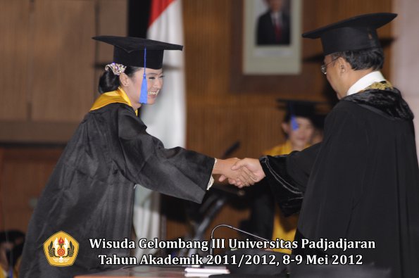 wisuda-unpad-gel-iii-2011_2012-fakultas-isip-oleh-rektor-183