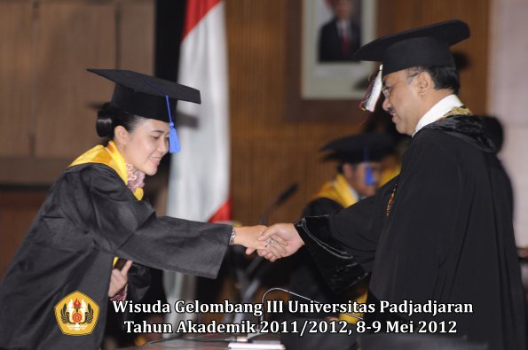 wisuda-unpad-gel-iii-2011_2012-fakultas-isip-oleh-rektor-184