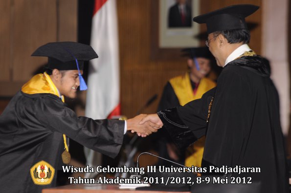 wisuda-unpad-gel-iii-2011_2012-fakultas-isip-oleh-rektor-185