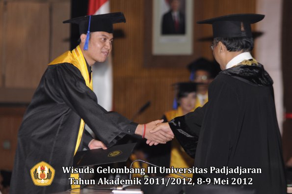 wisuda-unpad-gel-iii-2011_2012-fakultas-isip-oleh-rektor-186