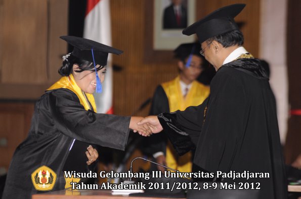 wisuda-unpad-gel-iii-2011_2012-fakultas-isip-oleh-rektor-187