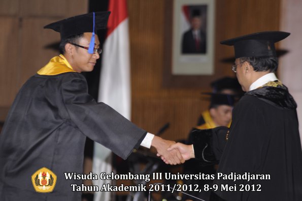 wisuda-unpad-gel-iii-2011_2012-fakultas-isip-oleh-rektor-188