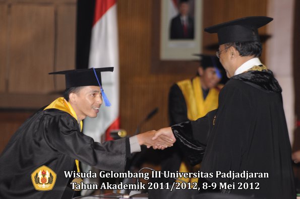 wisuda-unpad-gel-iii-2011_2012-fakultas-isip-oleh-rektor-189