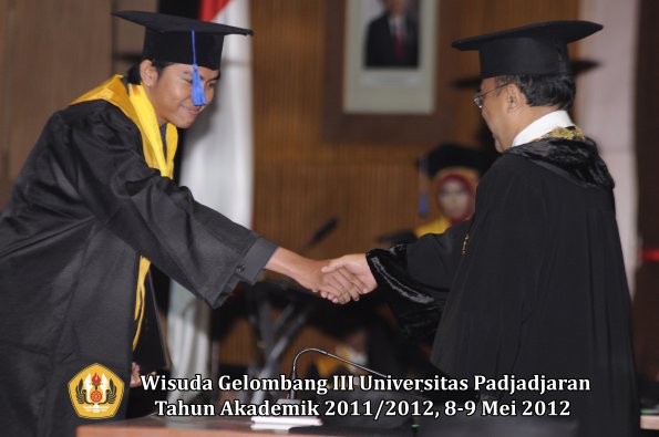 wisuda-unpad-gel-iii-2011_2012-fakultas-isip-oleh-rektor-190