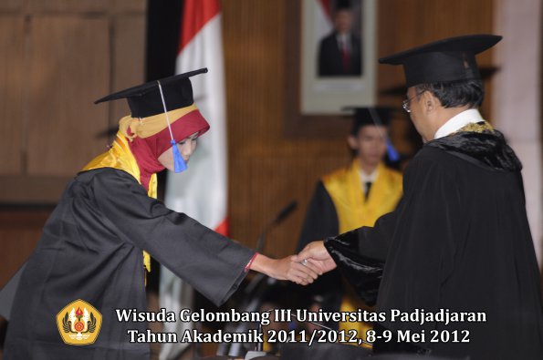 wisuda-unpad-gel-iii-2011_2012-fakultas-isip-oleh-rektor-191