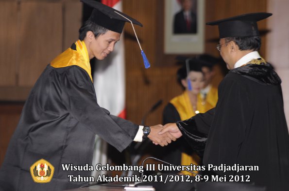 wisuda-unpad-gel-iii-2011_2012-fakultas-isip-oleh-rektor-192