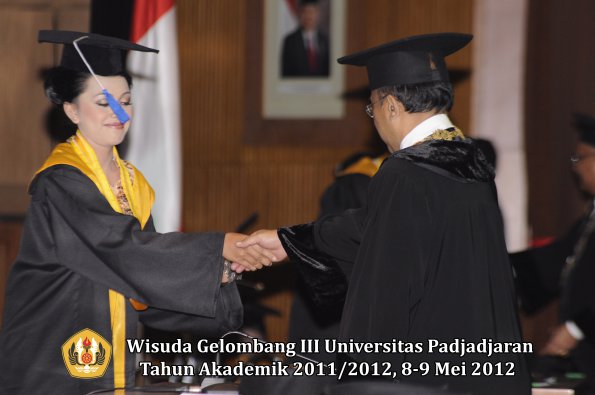 wisuda-unpad-gel-iii-2011_2012-fakultas-isip-oleh-rektor-193