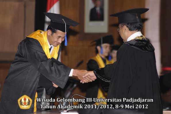 wisuda-unpad-gel-iii-2011_2012-fakultas-isip-oleh-rektor-194