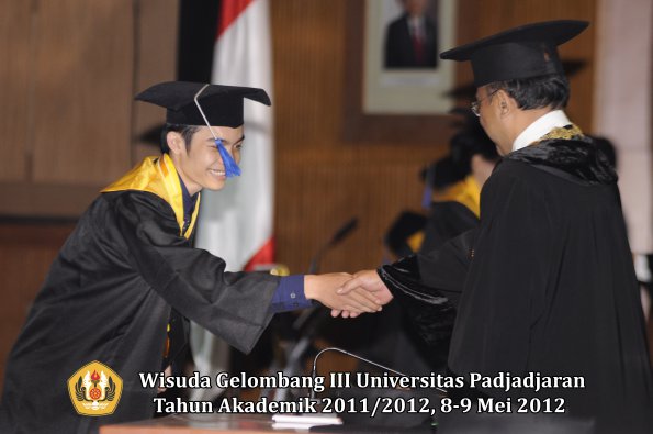 wisuda-unpad-gel-iii-2011_2012-fakultas-isip-oleh-rektor-195