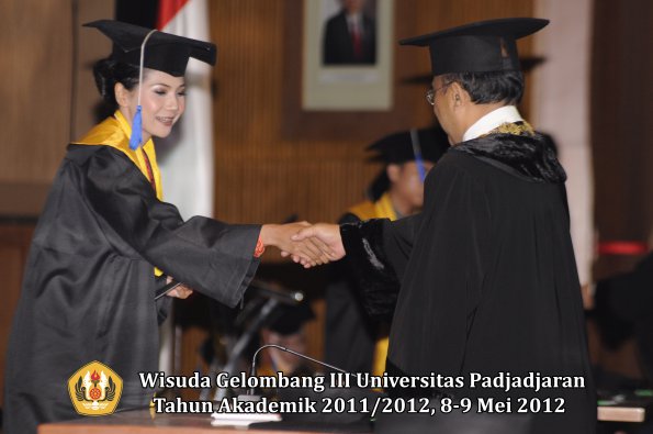 wisuda-unpad-gel-iii-2011_2012-fakultas-isip-oleh-rektor-196