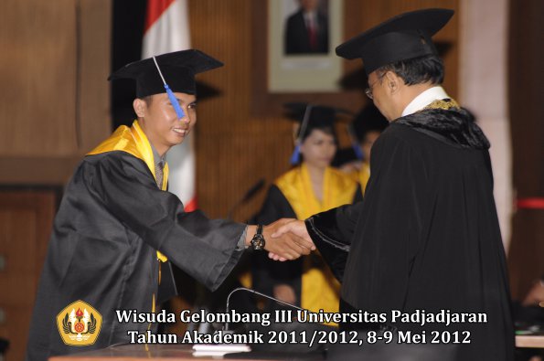 wisuda-unpad-gel-iii-2011_2012-fakultas-isip-oleh-rektor-197