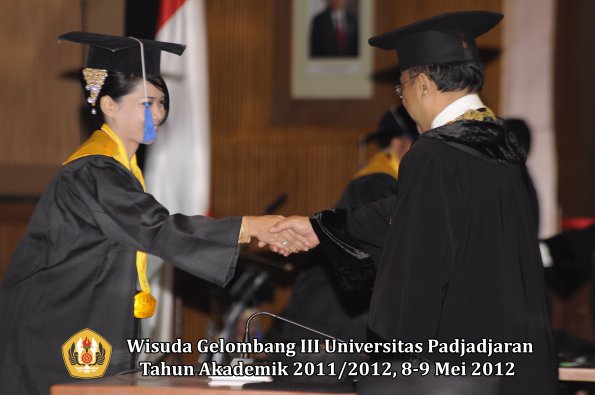 wisuda-unpad-gel-iii-2011_2012-fakultas-isip-oleh-rektor-198