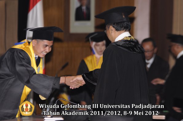 wisuda-unpad-gel-iii-2011_2012-fakultas-isip-oleh-rektor-199