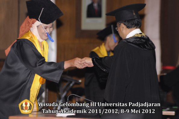 wisuda-unpad-gel-iii-2011_2012-fakultas-isip-oleh-rektor-200