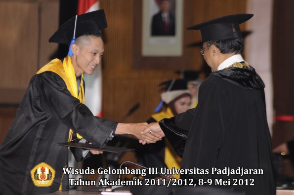 wisuda-unpad-gel-iii-2011_2012-fakultas-isip-oleh-rektor-201