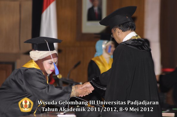 wisuda-unpad-gel-iii-2011_2012-fakultas-isip-oleh-rektor-202