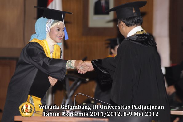 wisuda-unpad-gel-iii-2011_2012-fakultas-isip-oleh-rektor-203