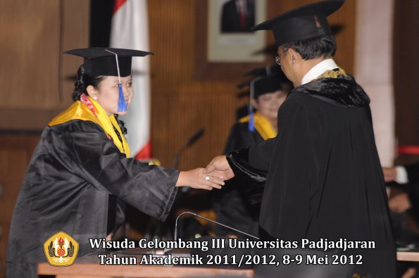 wisuda-unpad-gel-iii-2011_2012-fakultas-isip-oleh-rektor-204