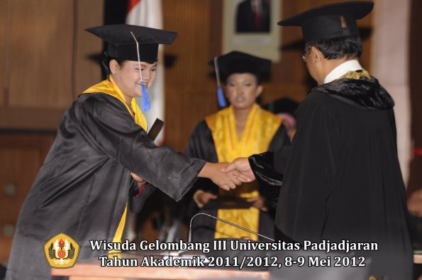 wisuda-unpad-gel-iii-2011_2012-fakultas-isip-oleh-rektor-205