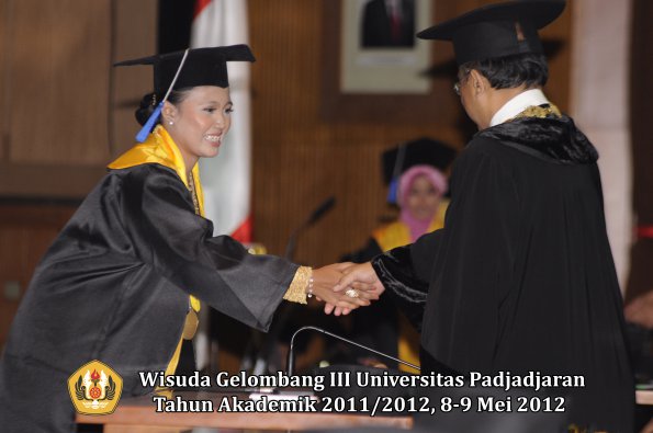 wisuda-unpad-gel-iii-2011_2012-fakultas-isip-oleh-rektor-206