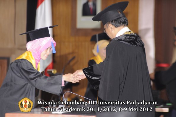 wisuda-unpad-gel-iii-2011_2012-fakultas-isip-oleh-rektor-207