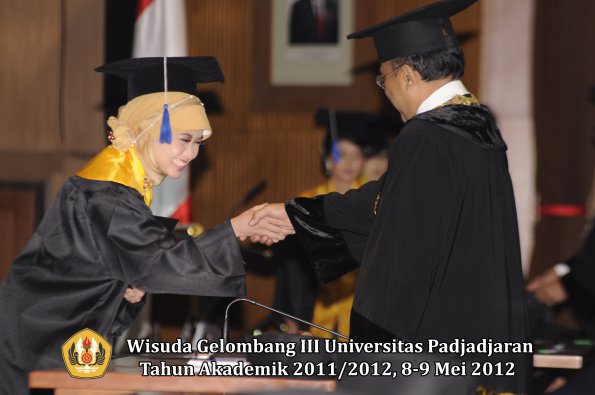 wisuda-unpad-gel-iii-2011_2012-fakultas-isip-oleh-rektor-208