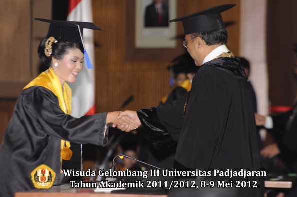 wisuda-unpad-gel-iii-2011_2012-fakultas-isip-oleh-rektor-209