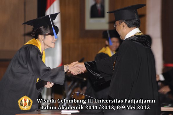 wisuda-unpad-gel-iii-2011_2012-fakultas-isip-oleh-rektor-210