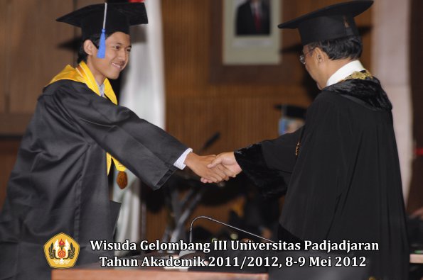 wisuda-unpad-gel-iii-2011_2012-fakultas-isip-oleh-rektor-211